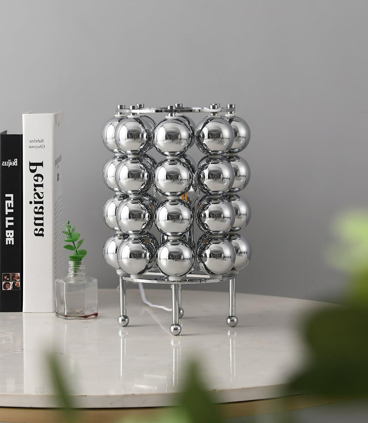 Lirra Tischleuchte aus Stahl in futuristischem Design