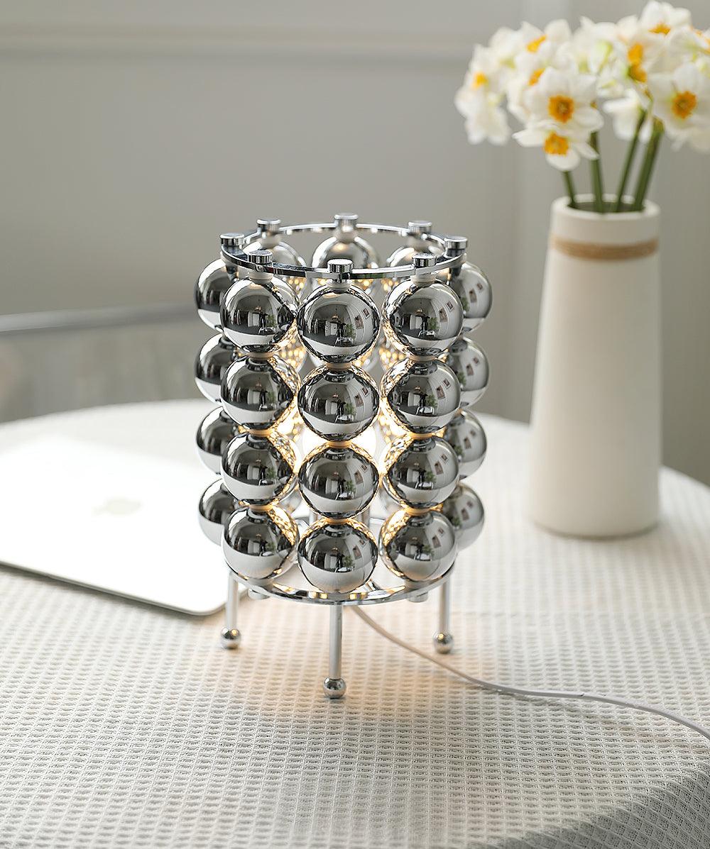 Lirra Tischleuchte aus Stahl in futuristischem Design
