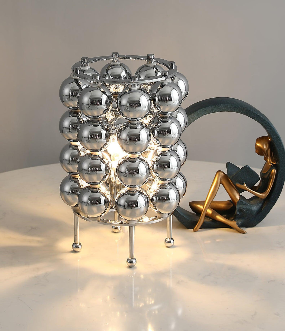 Lirra Tischleuchte aus Stahl in futuristischem Design