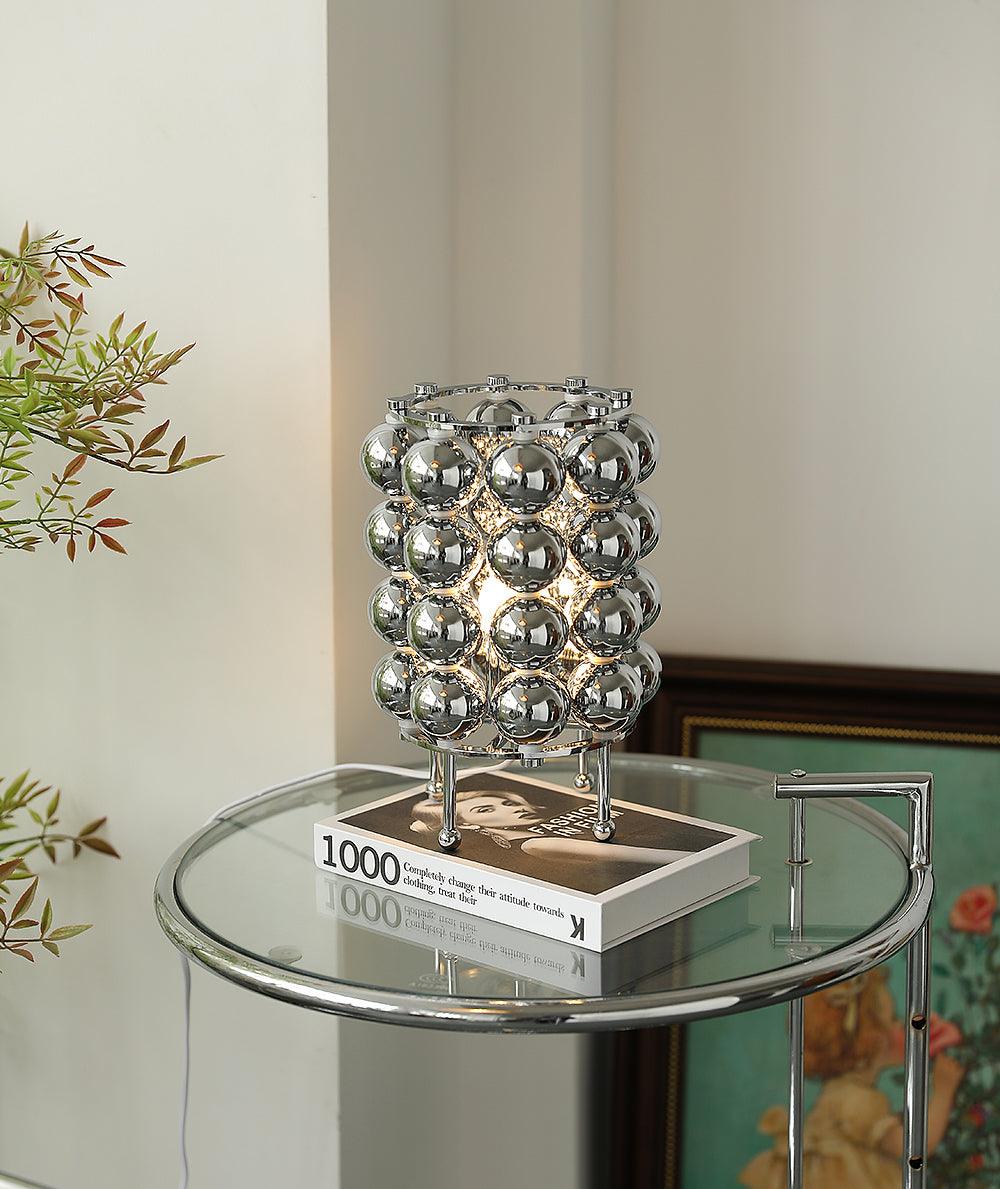Lirra Tischleuchte aus Stahl in futuristischem Design