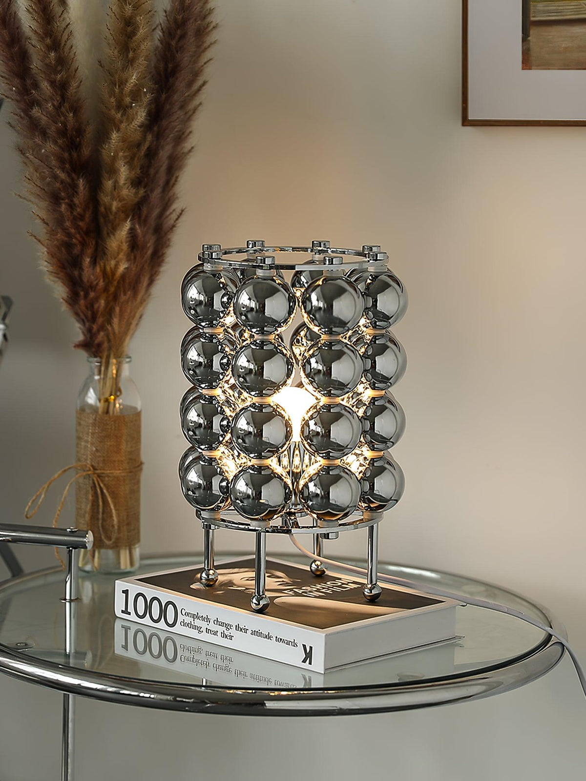 Lirra Tischleuchte aus Stahl in futuristischem Design