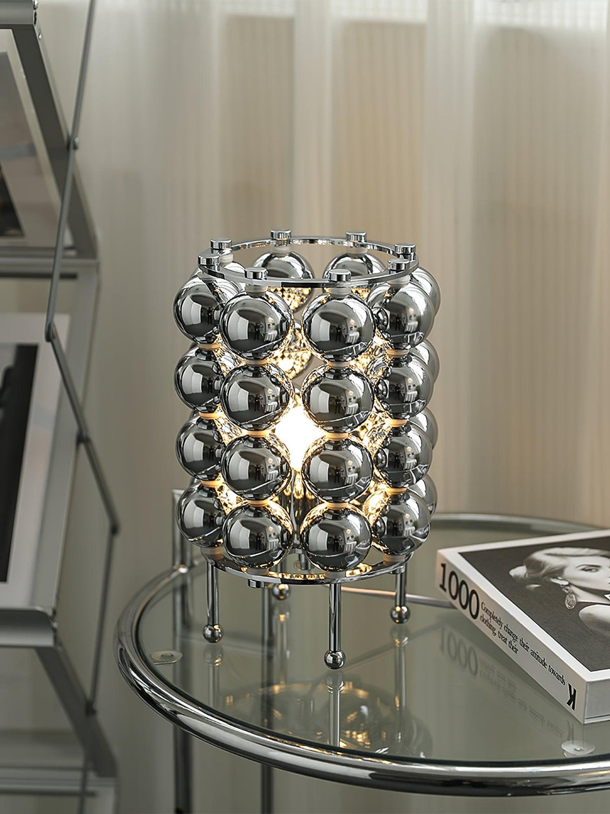 Lirra Tischleuchte aus Stahl in futuristischem Design