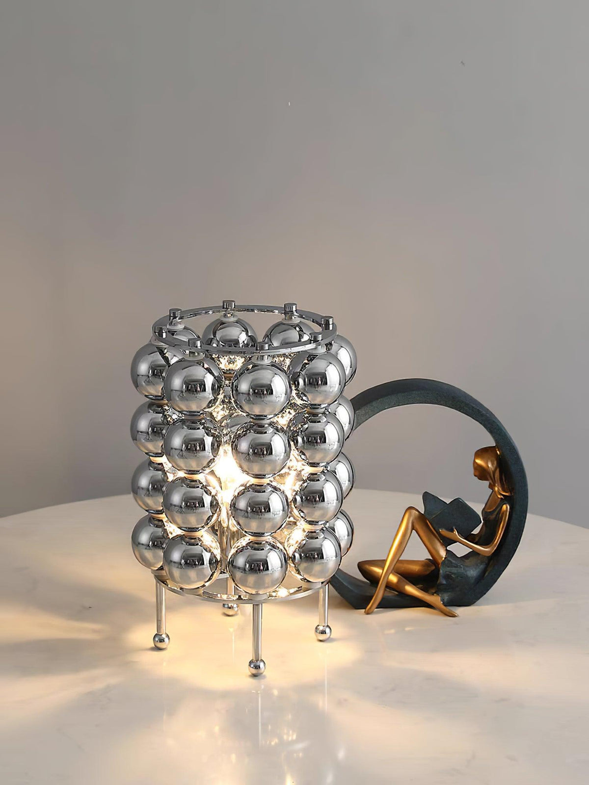 Lirra Tischleuchte aus Stahl in futuristischem Design