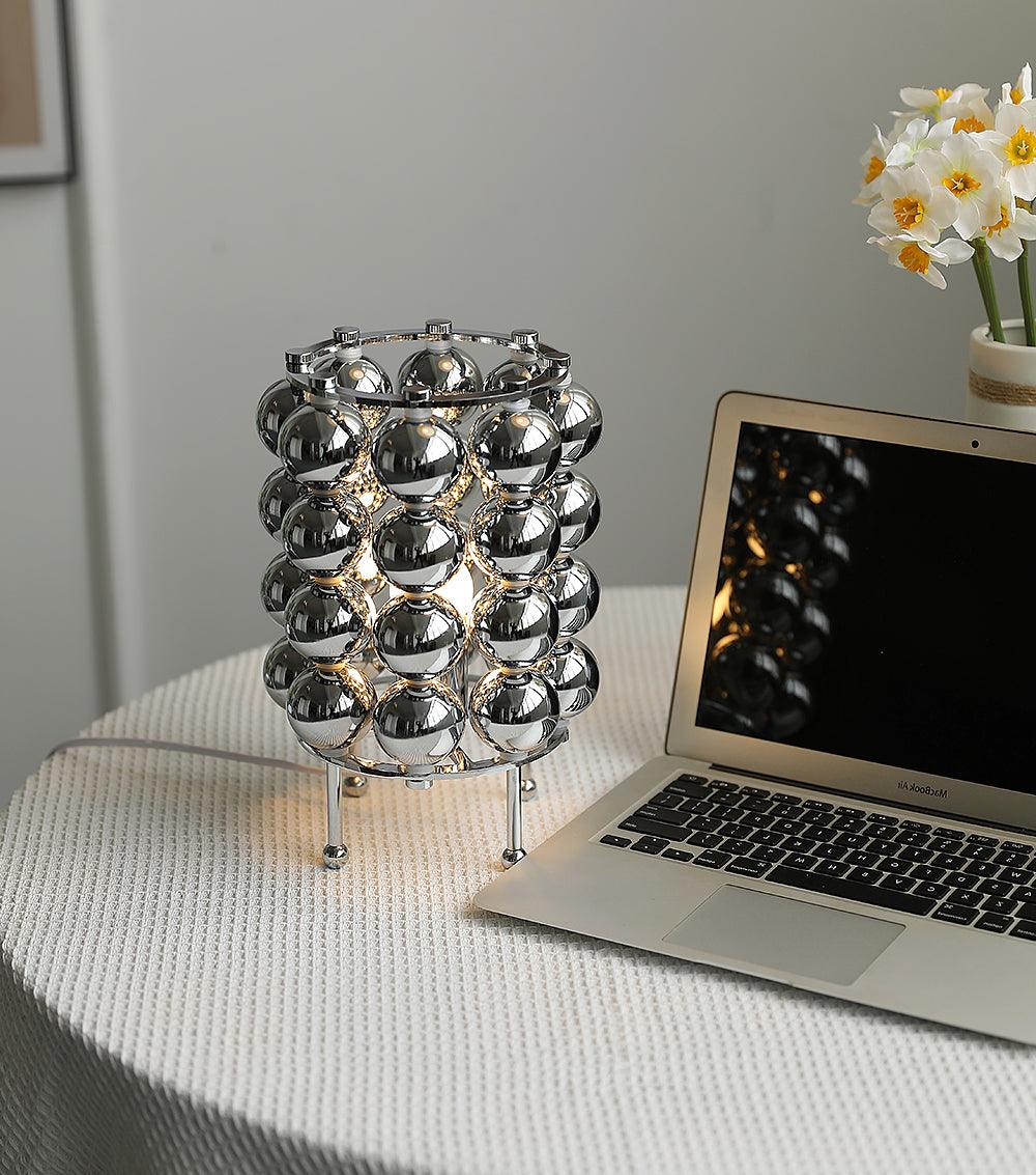 Lirra Tischleuchte aus Stahl in futuristischem Design