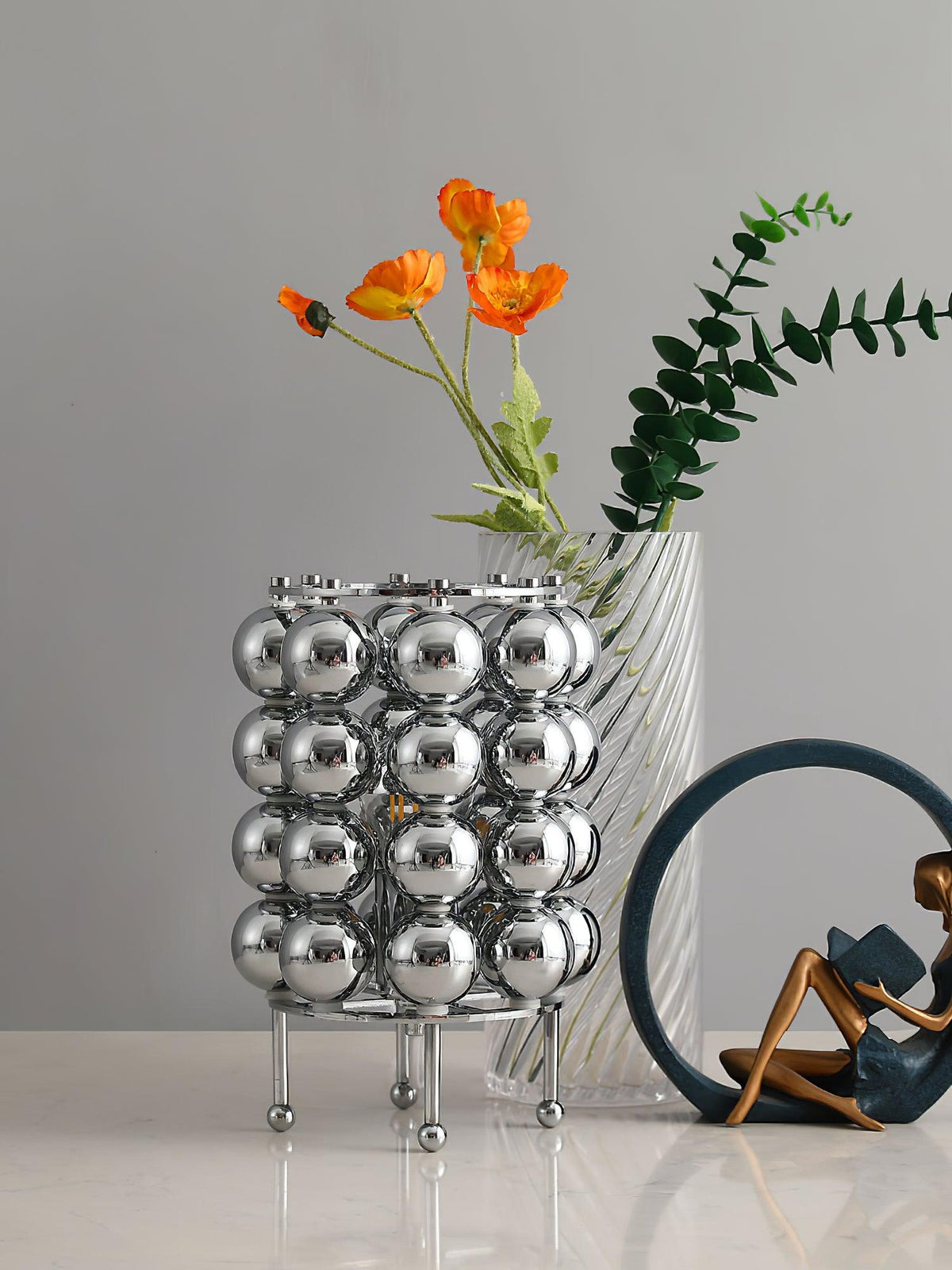 Lirra Tischleuchte aus Stahl in futuristischem Design