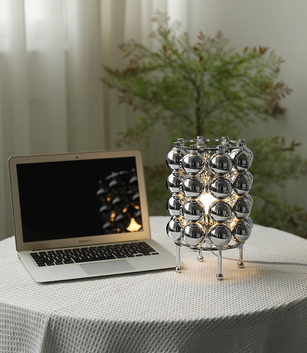 Lirra Tischleuchte aus Stahl in futuristischem Design