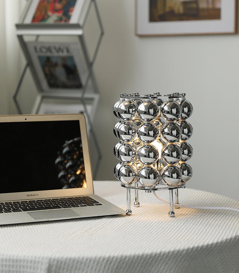 Lirra Tischleuchte aus Stahl in futuristischem Design