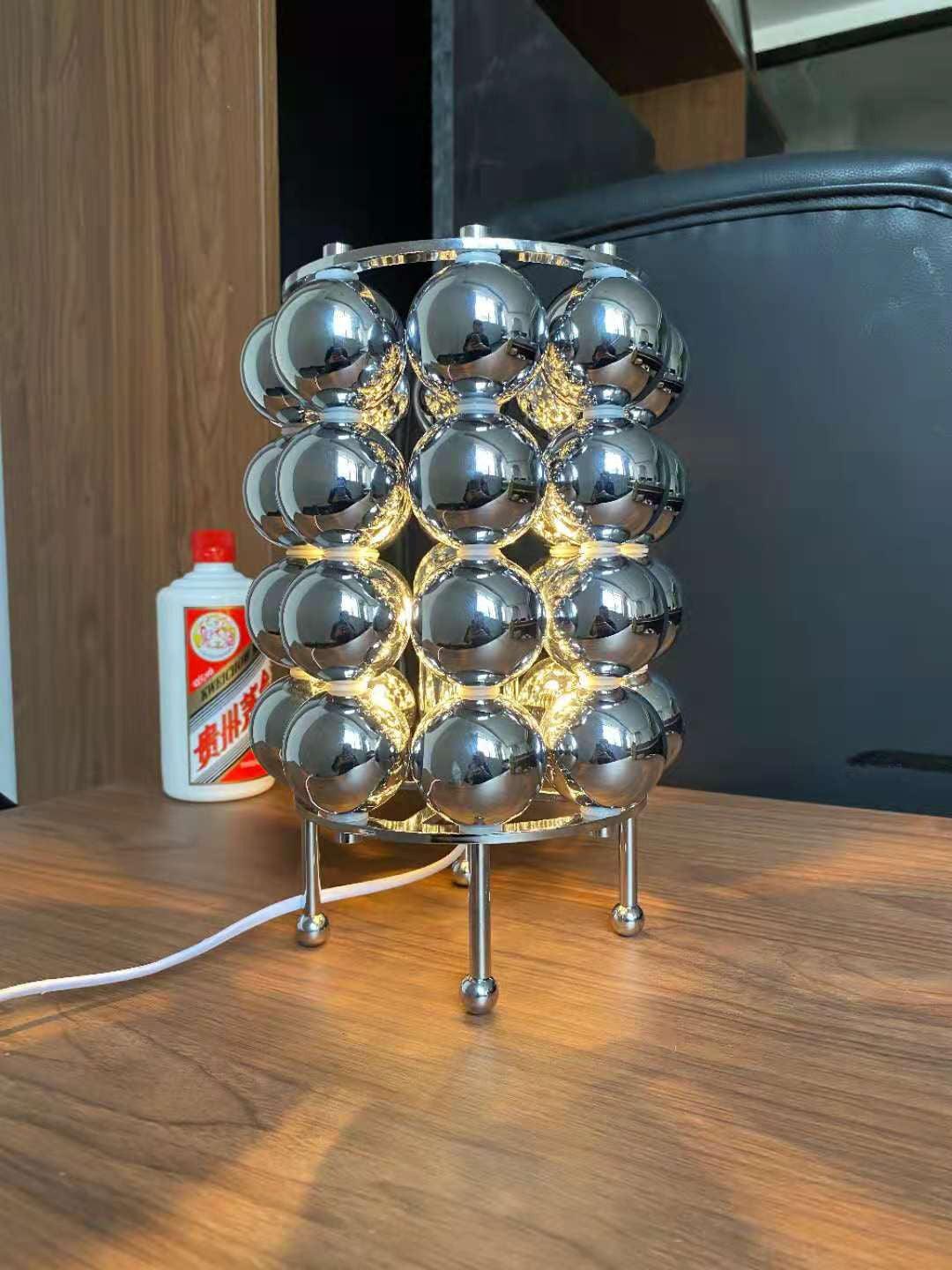 Lirra Tischleuchte aus Stahl in futuristischem Design