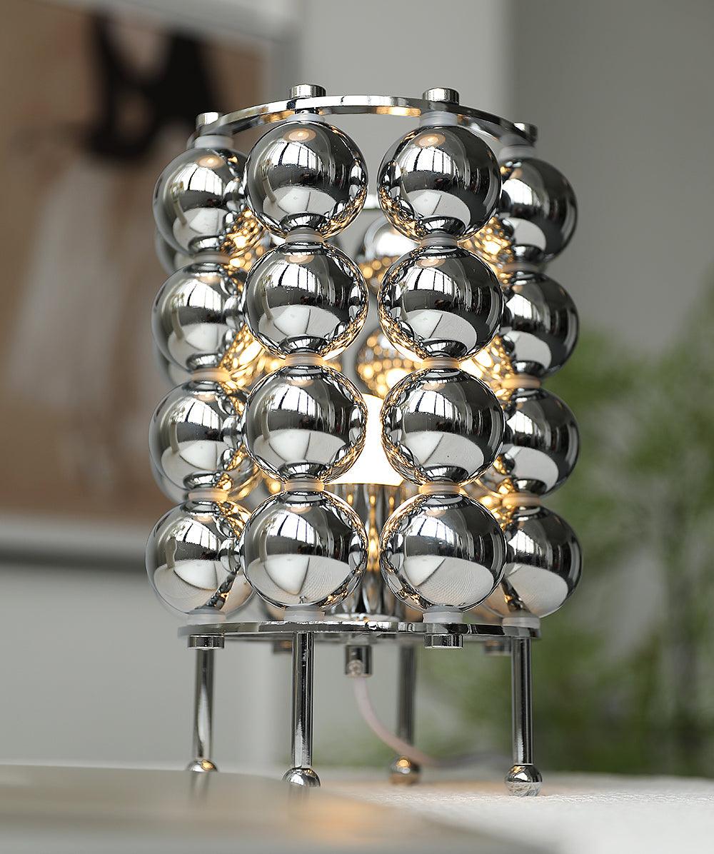 Lirra Tischleuchte aus Stahl in futuristischem Design
