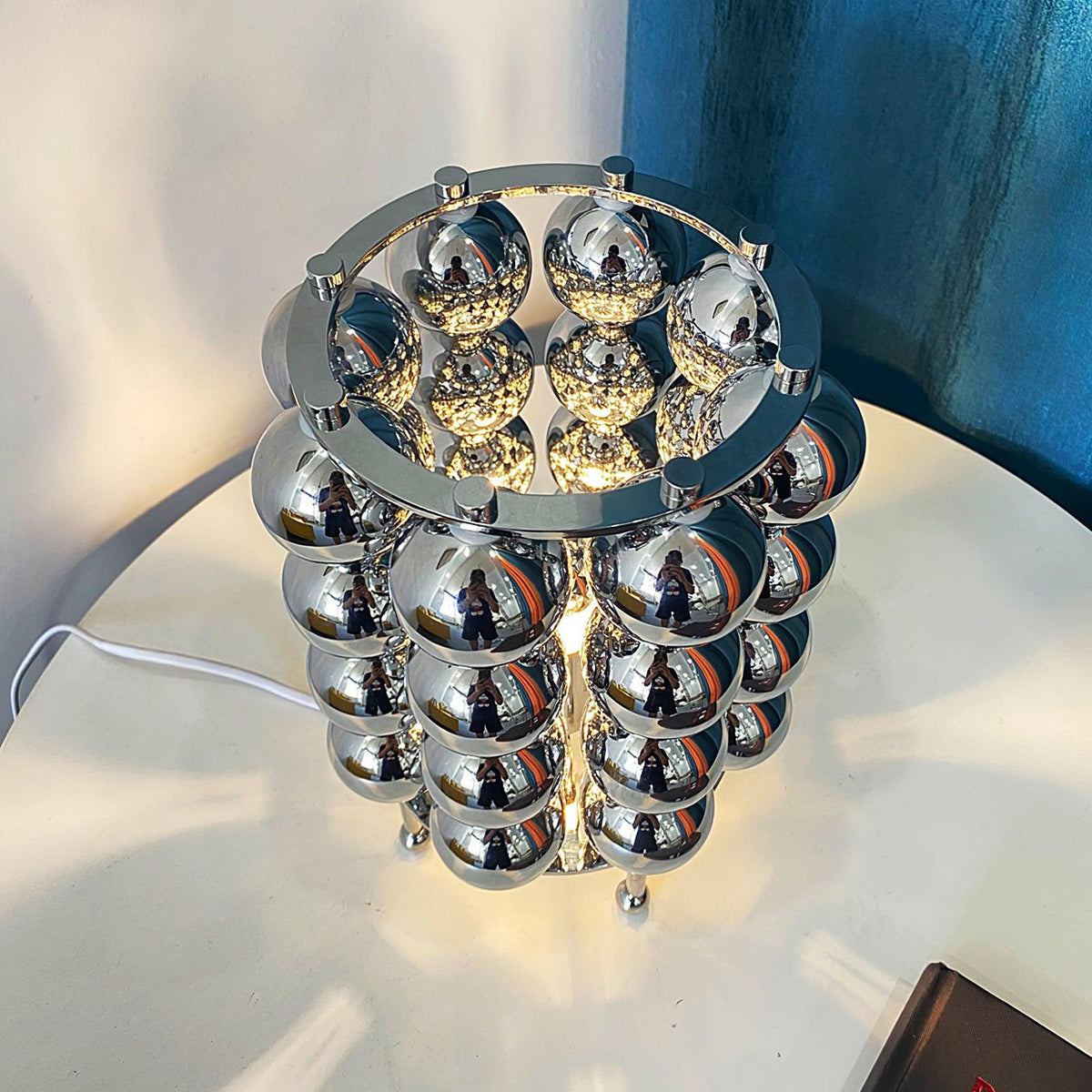 Lirra Tischleuchte aus Stahl in futuristischem Design