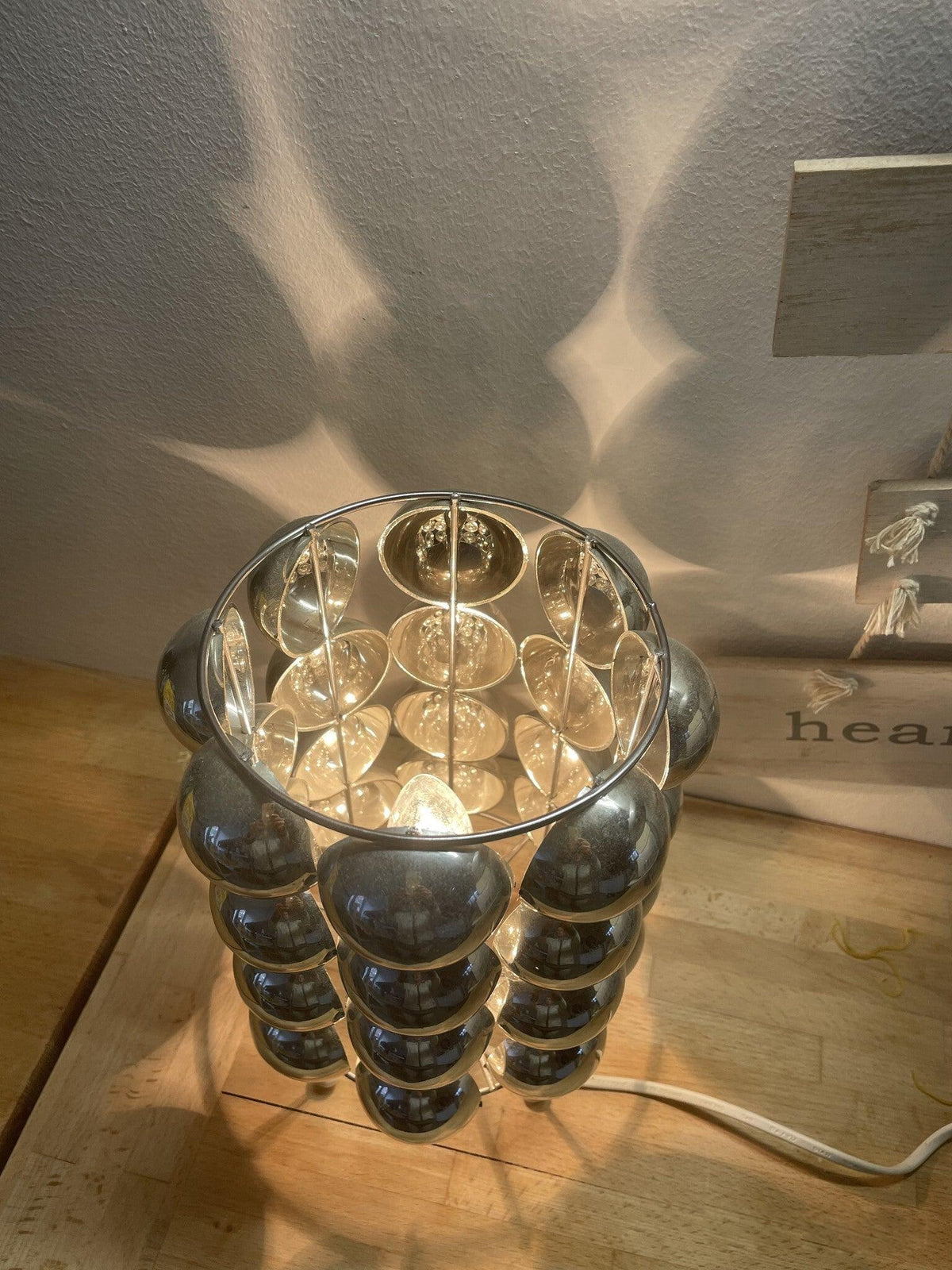 Lirra Tischleuchte aus Stahl in futuristischem Design