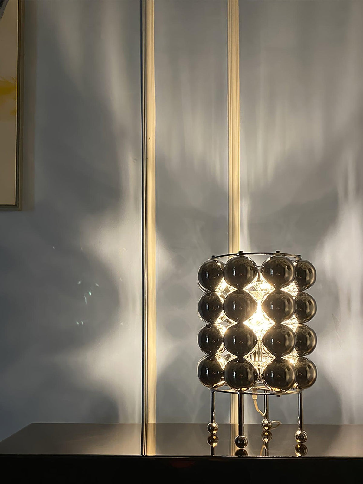 Lirra Tischleuchte aus Stahl in futuristischem Design