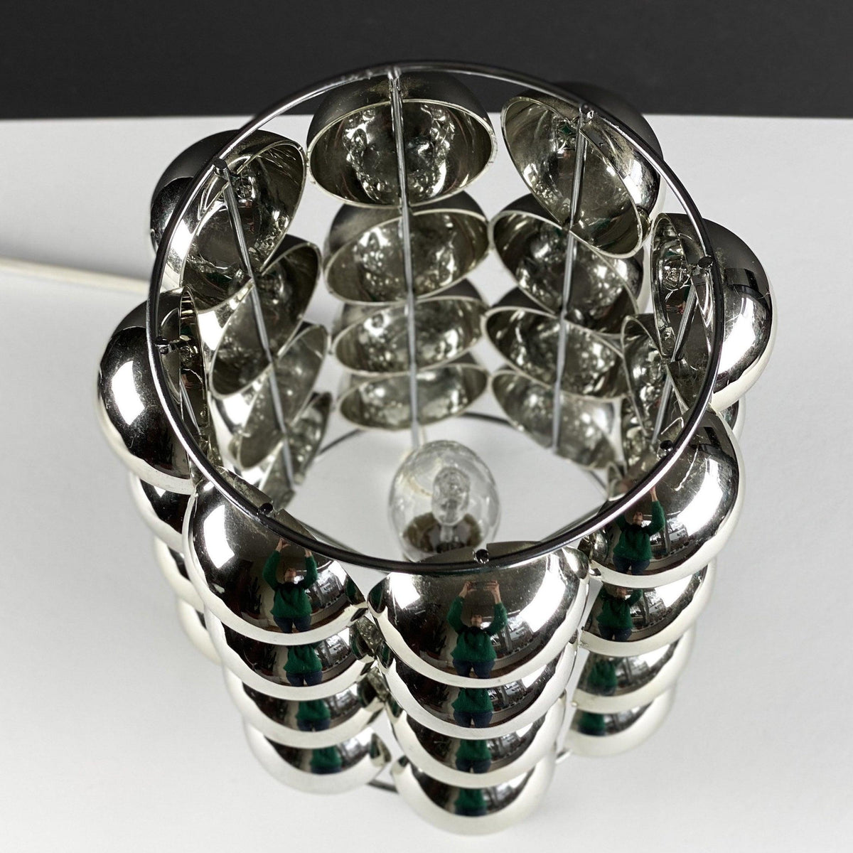 Lirra Tischleuchte aus Stahl in futuristischem Design