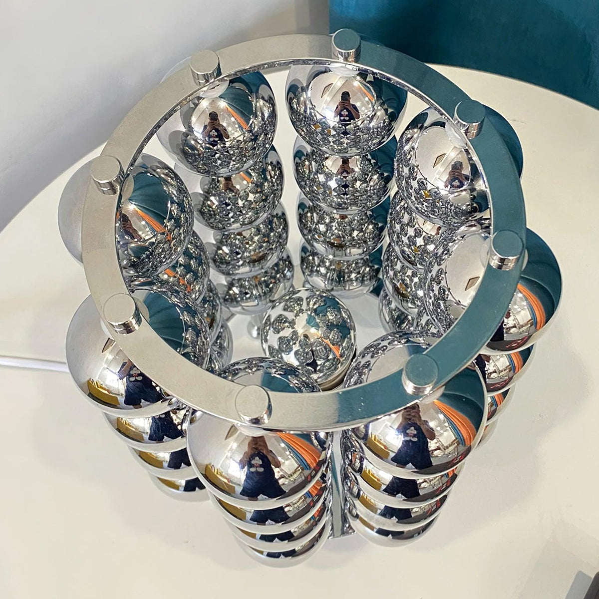 Lirra Tischleuchte aus Stahl in futuristischem Design