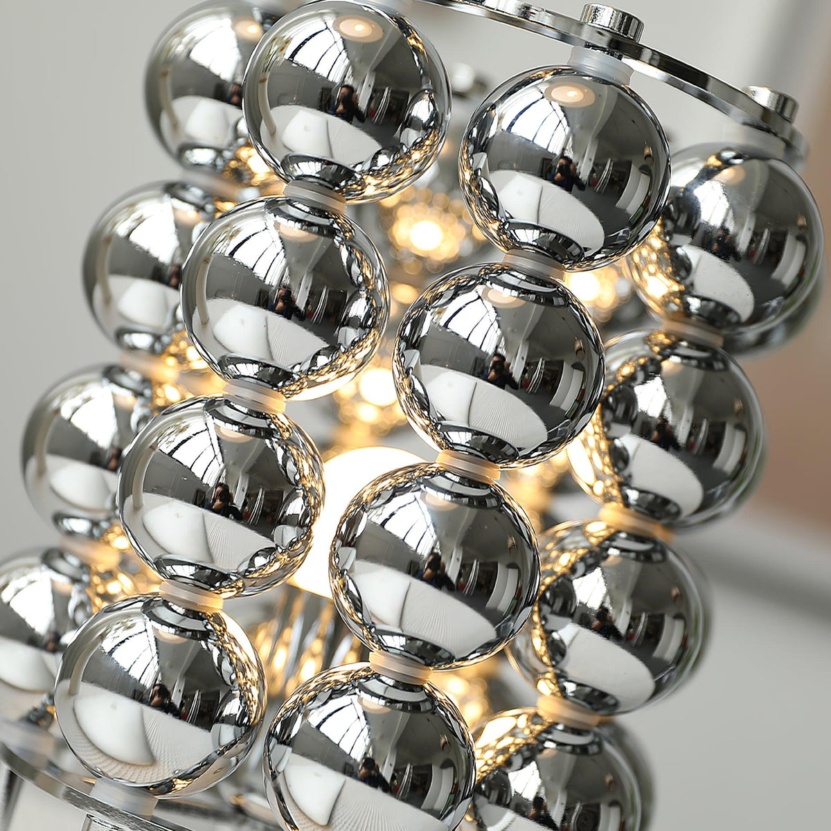 Lirra Tischleuchte aus Stahl in futuristischem Design
