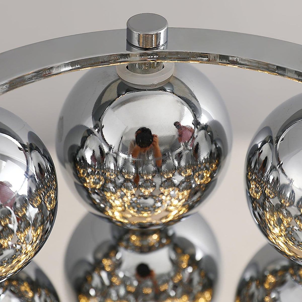 Lirra Tischleuchte aus Stahl in futuristischem Design