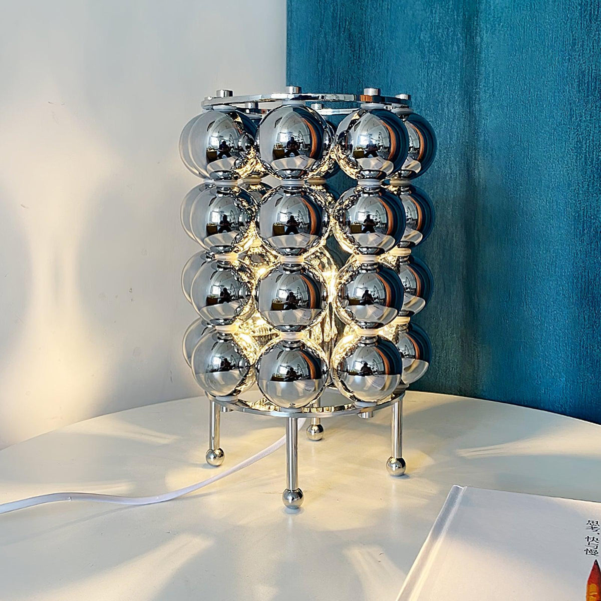 Lirra Tischleuchte aus Stahl in futuristischem Design