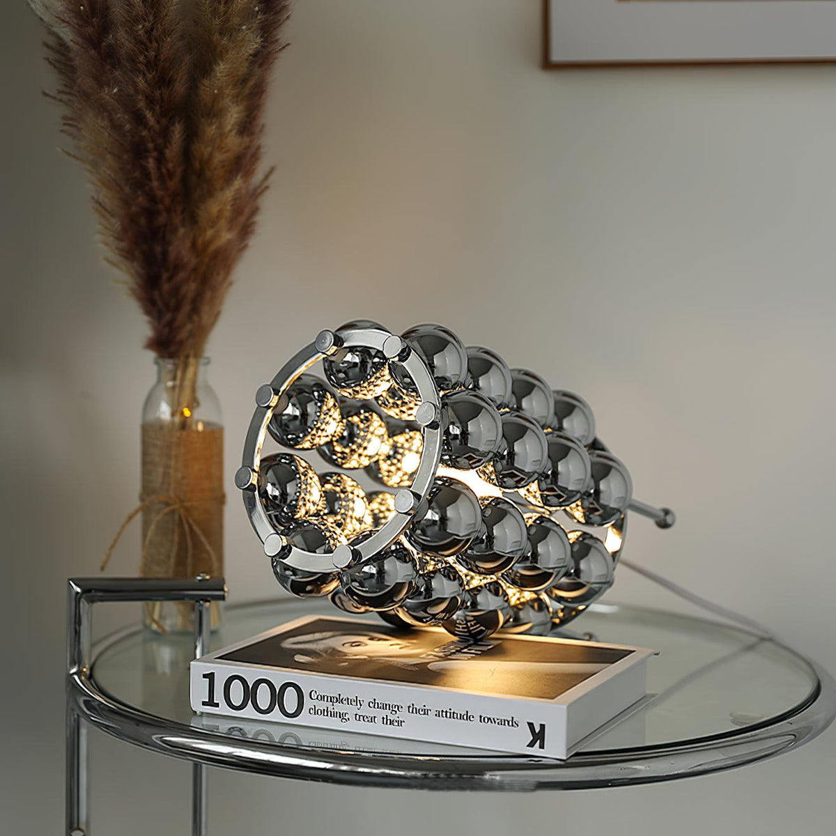 Lirra Tischleuchte aus Stahl in futuristischem Design