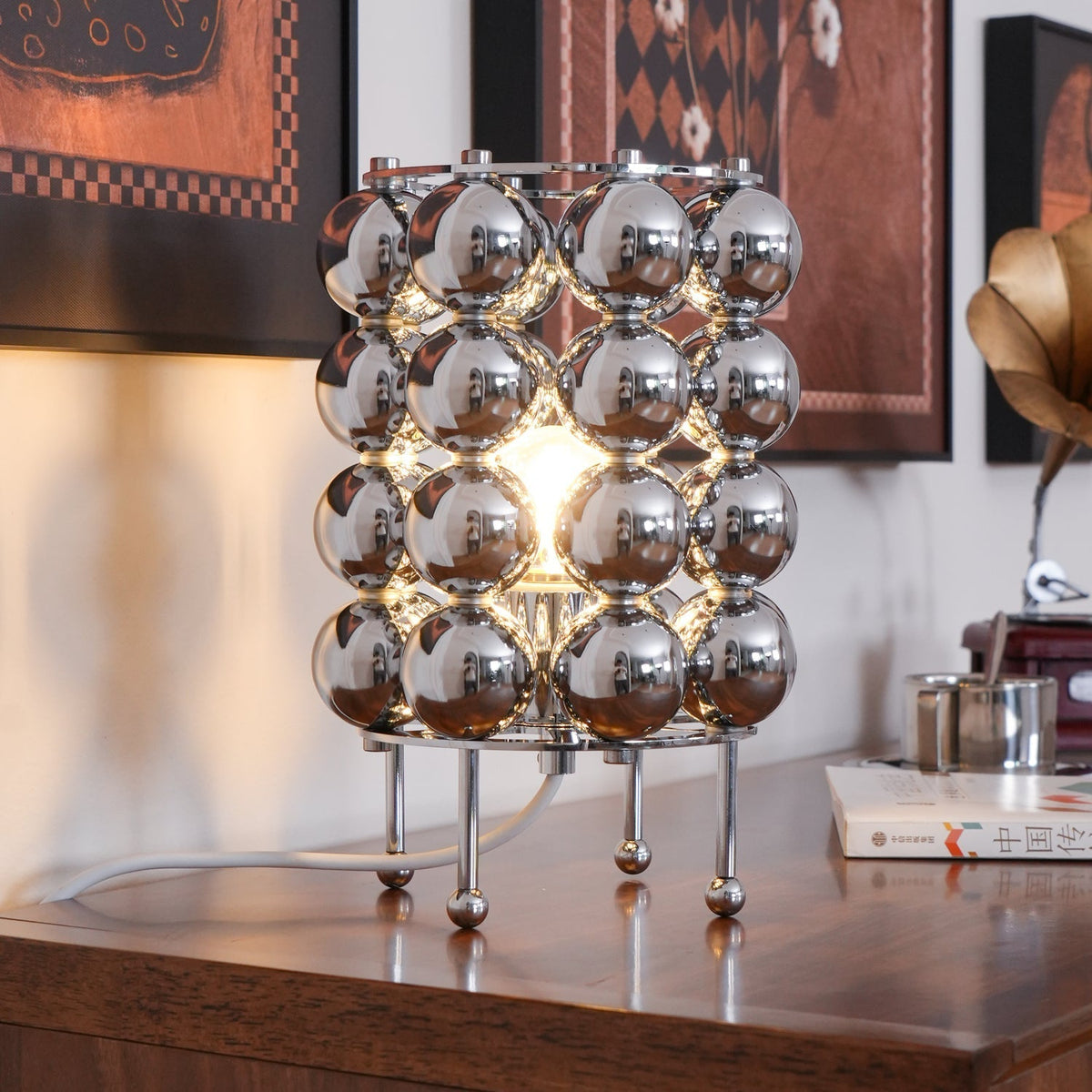Lirra Tischleuchte aus Stahl in futuristischem Design