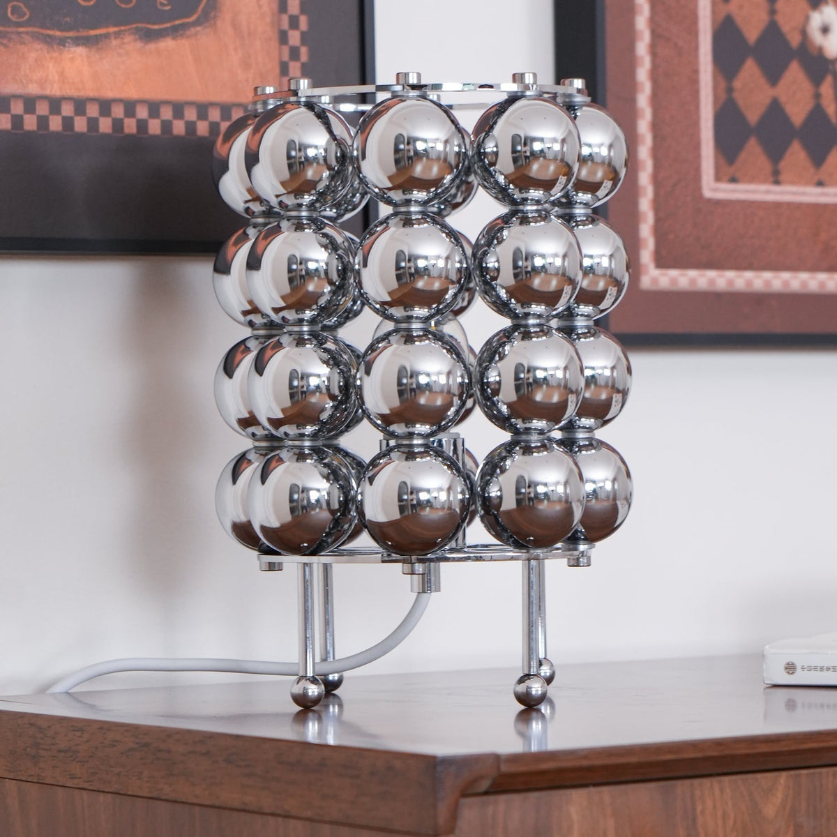 Lirra Tischleuchte aus Stahl in futuristischem Design