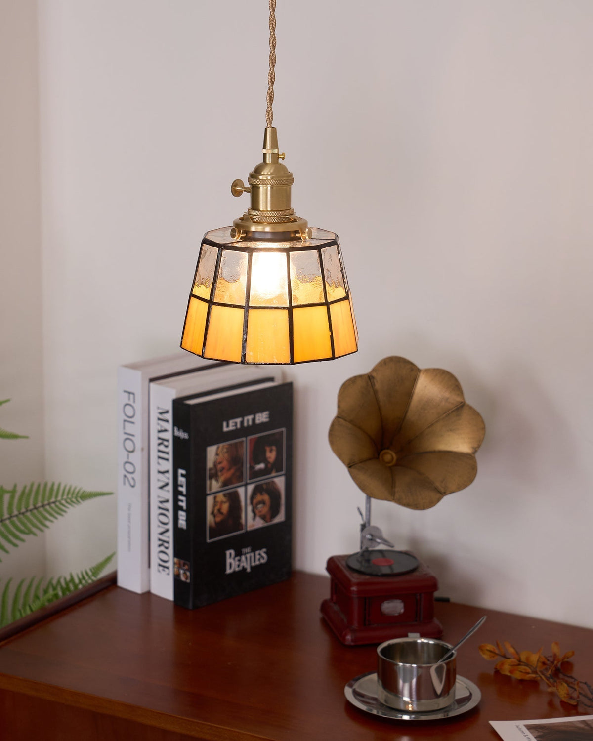 Pendelleuchte aus Messing mit gefärbtem Glaslampenschirm im Vintage-Muster Retro