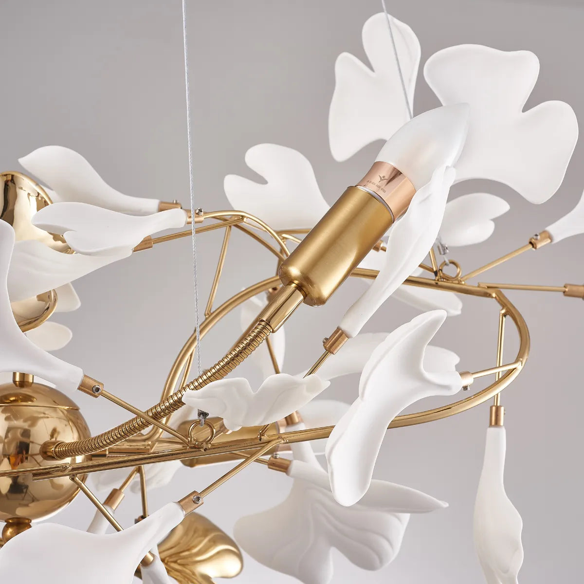 Olivia Modern Kronleuchter Blumen Gold/Weiß Wohnzimmer Metall/Keramik
