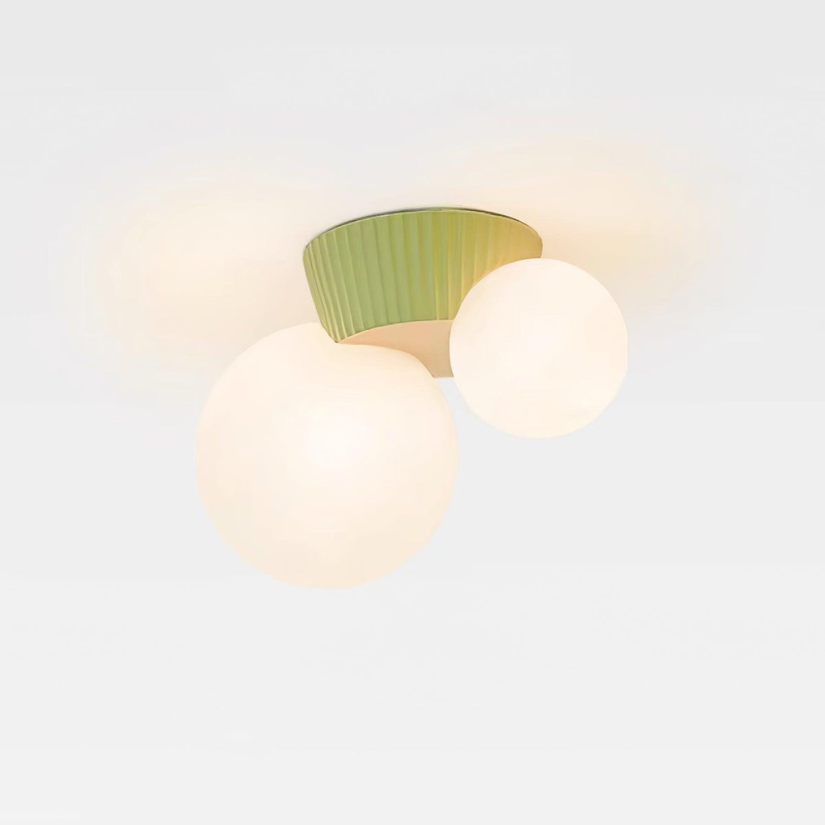 Tovae Deckenleuchte Playful Asymmetry mit dualen Milchglas-Kugeln