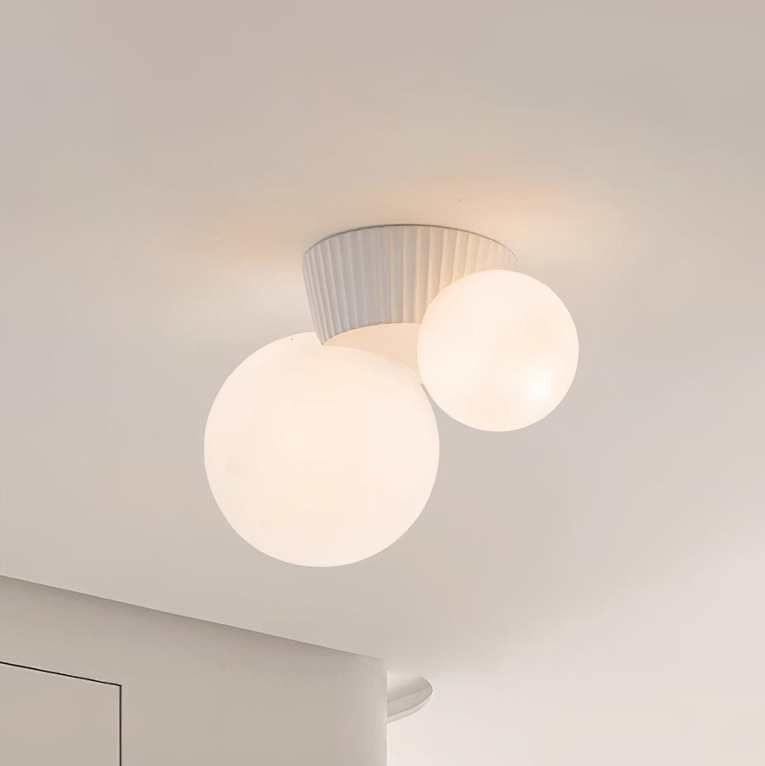 Tovae Deckenleuchte Playful Asymmetry mit dualen Milchglas-Kugeln