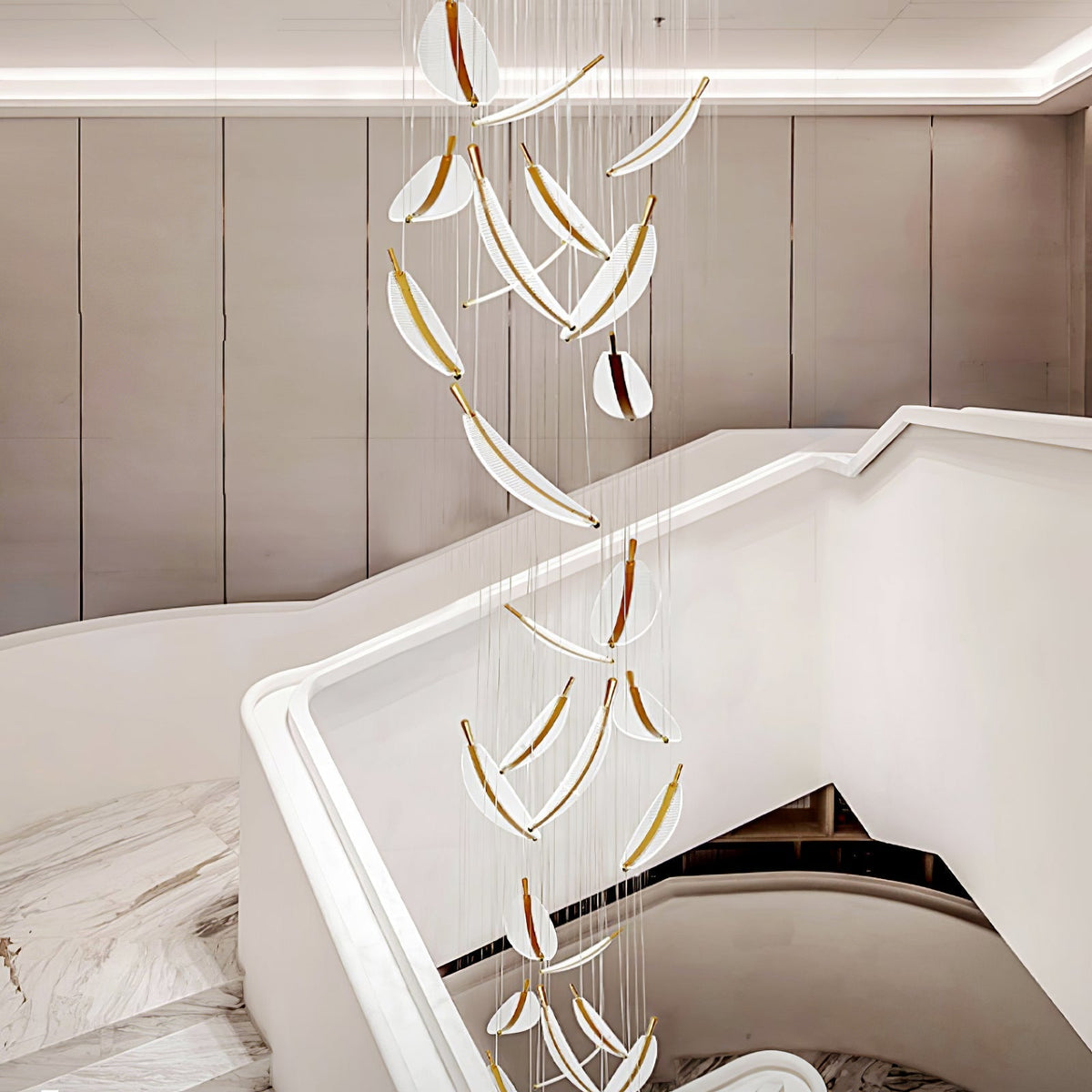 Kuo Kronleuchter aus Acryl in Gold mit zeitgenössischem Design