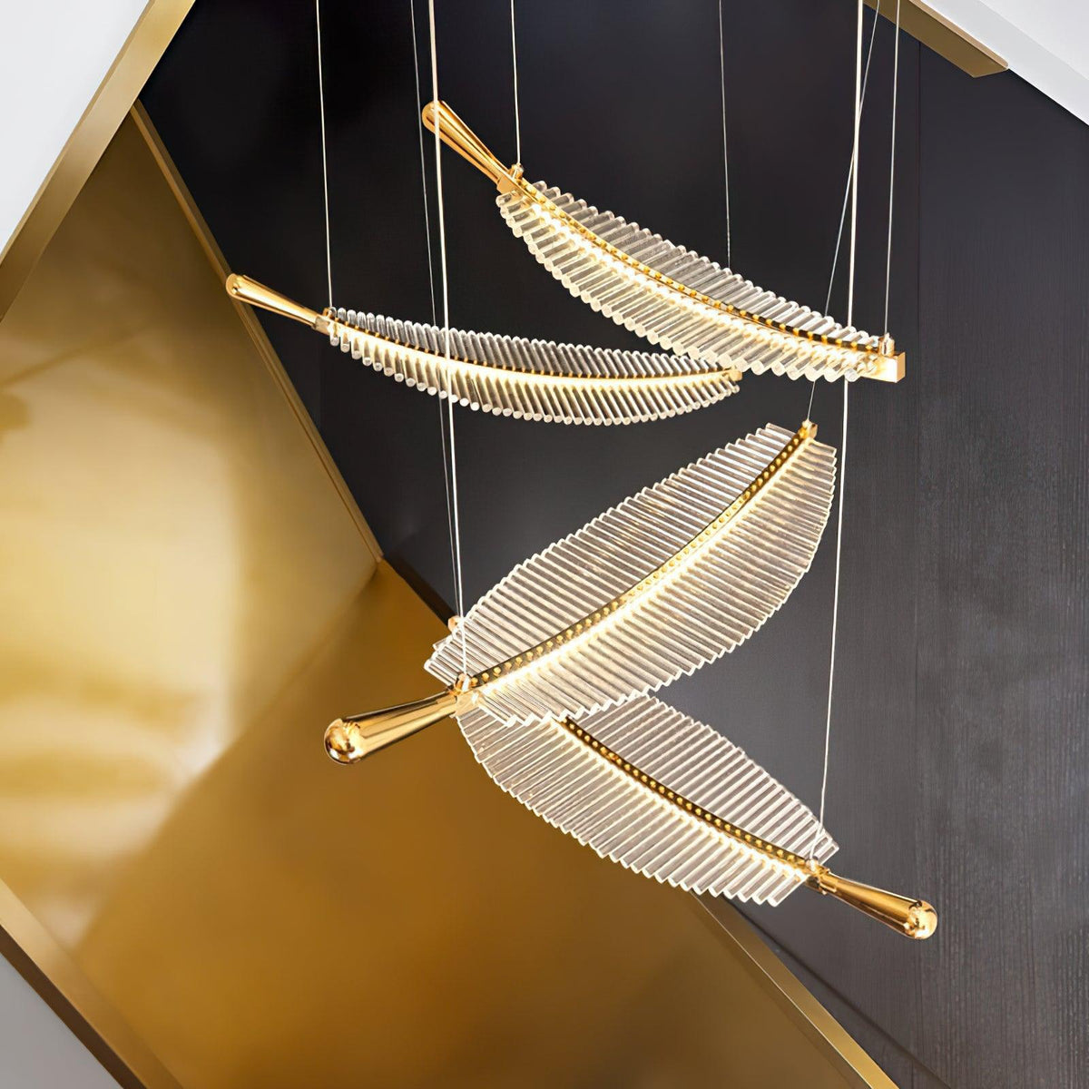 Kuo Kronleuchter aus Acryl in Gold mit zeitgenössischem Design