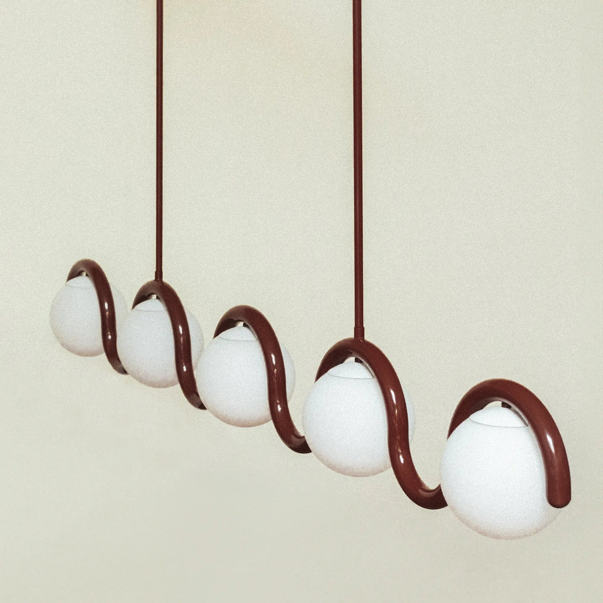 Uveta Linearer Kronleuchter in Rot & Silber