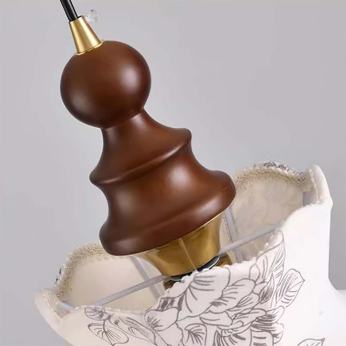 Vintage-Pendelleuchte aus Metall und Holz mit Stoffblume, elegant
