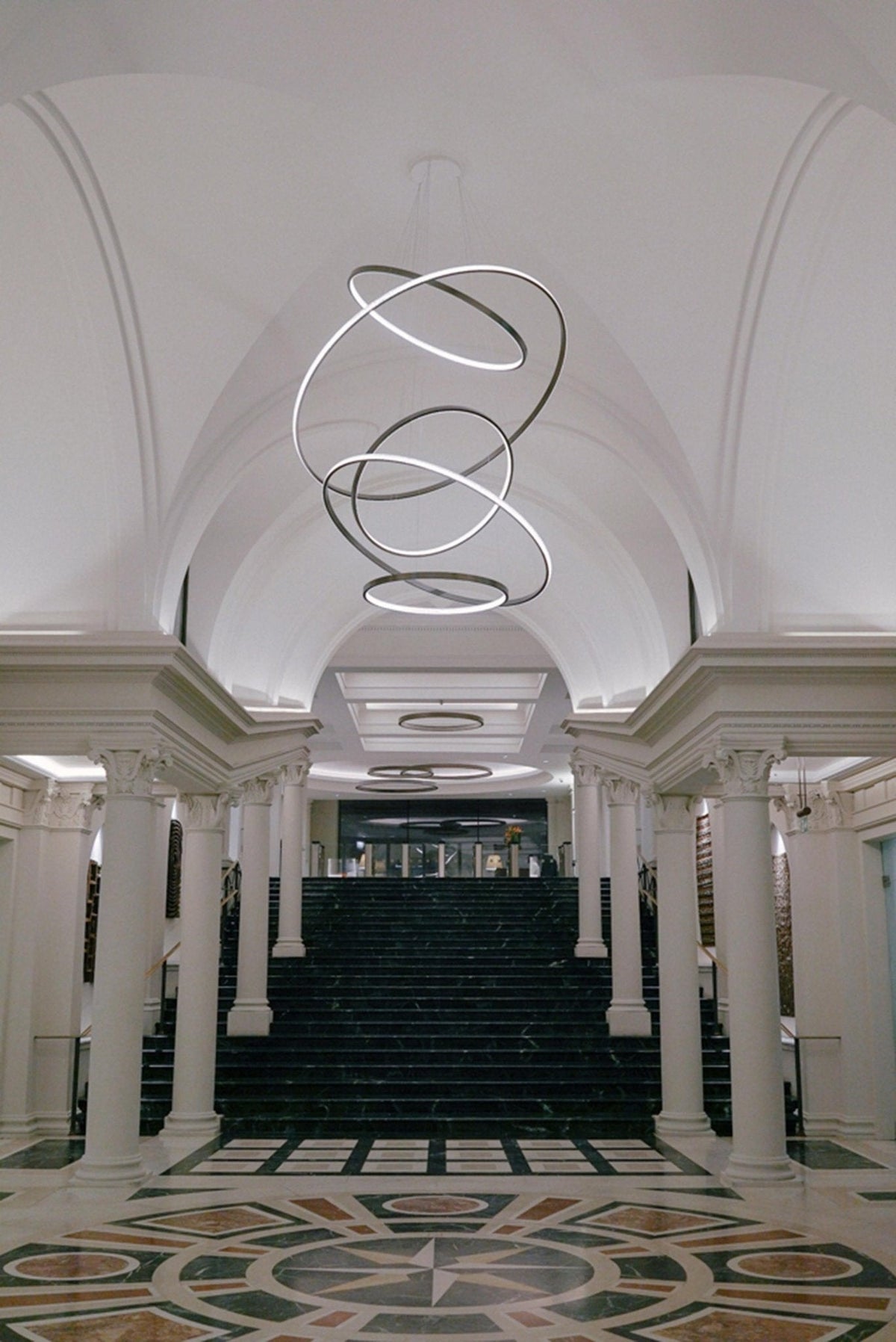 Serenitas Orbit Kronleuchter