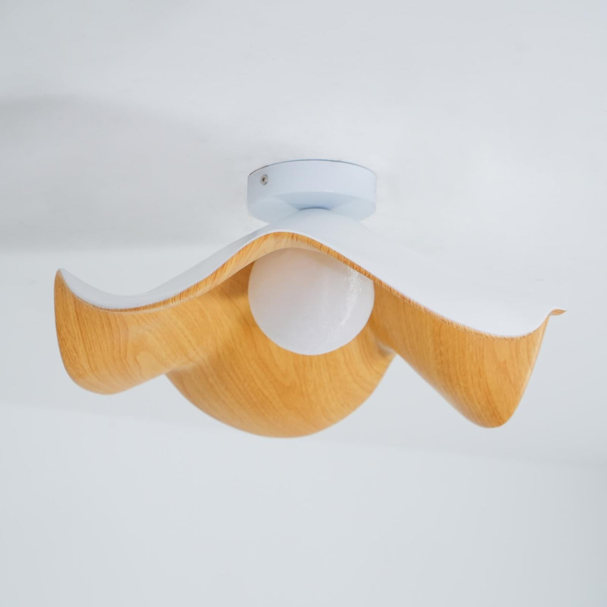 Belenor Deckenleuchte Lotus Leaf mit Holz- und Weiß-Oberfläche