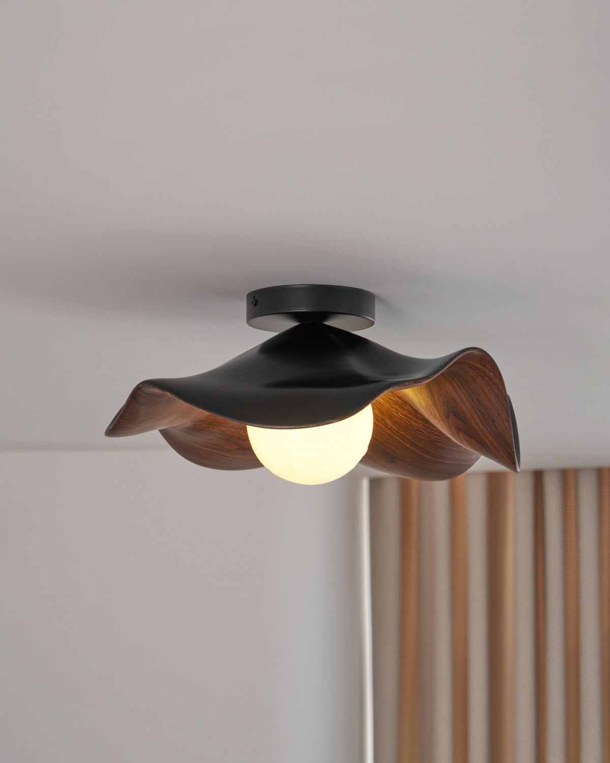 Belenor Deckenleuchte Lotus Leaf mit Holz- und Weiß-Oberfläche