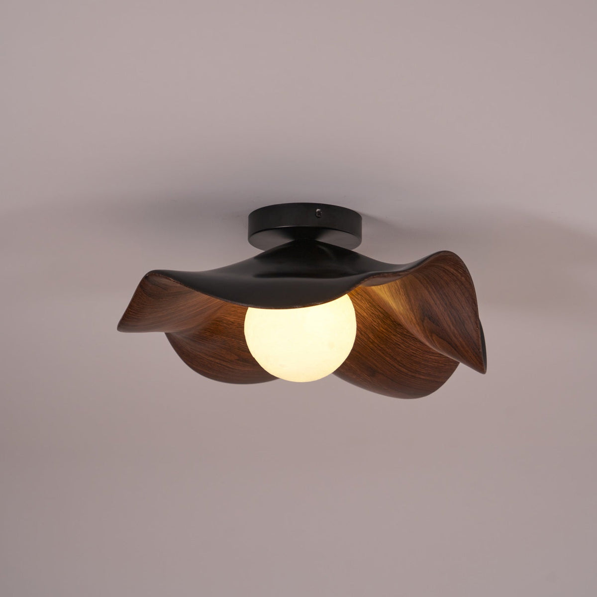 Belenor Deckenleuchte Lotus Leaf mit Holz- und Weiß-Oberfläche