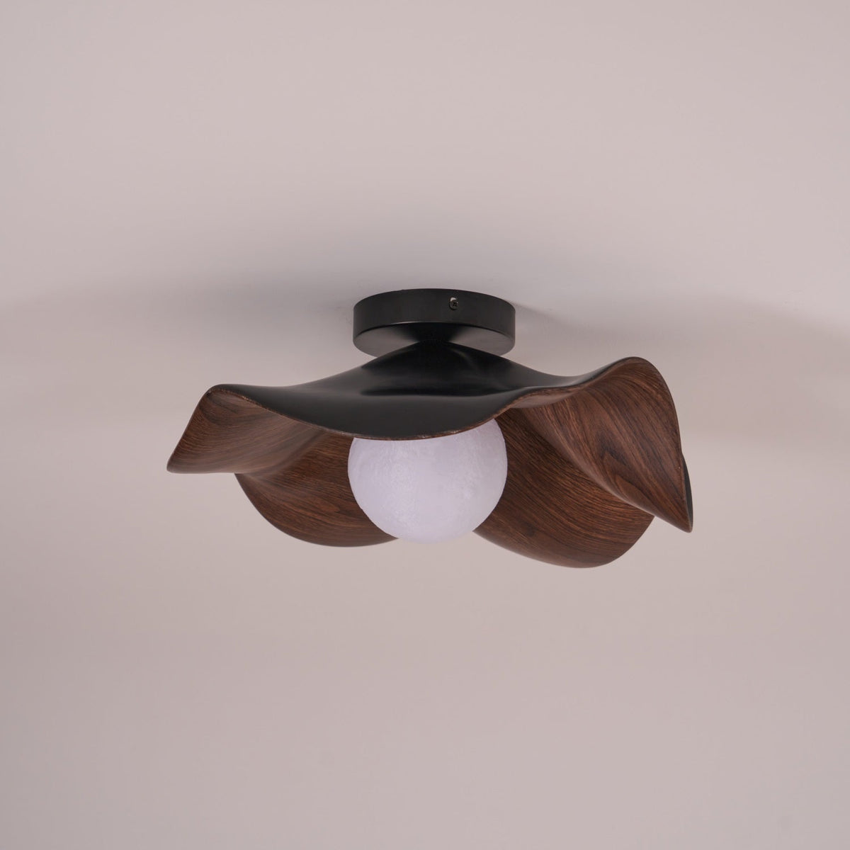 Belenor Deckenleuchte Lotus Leaf mit Holz- und Weiß-Oberfläche