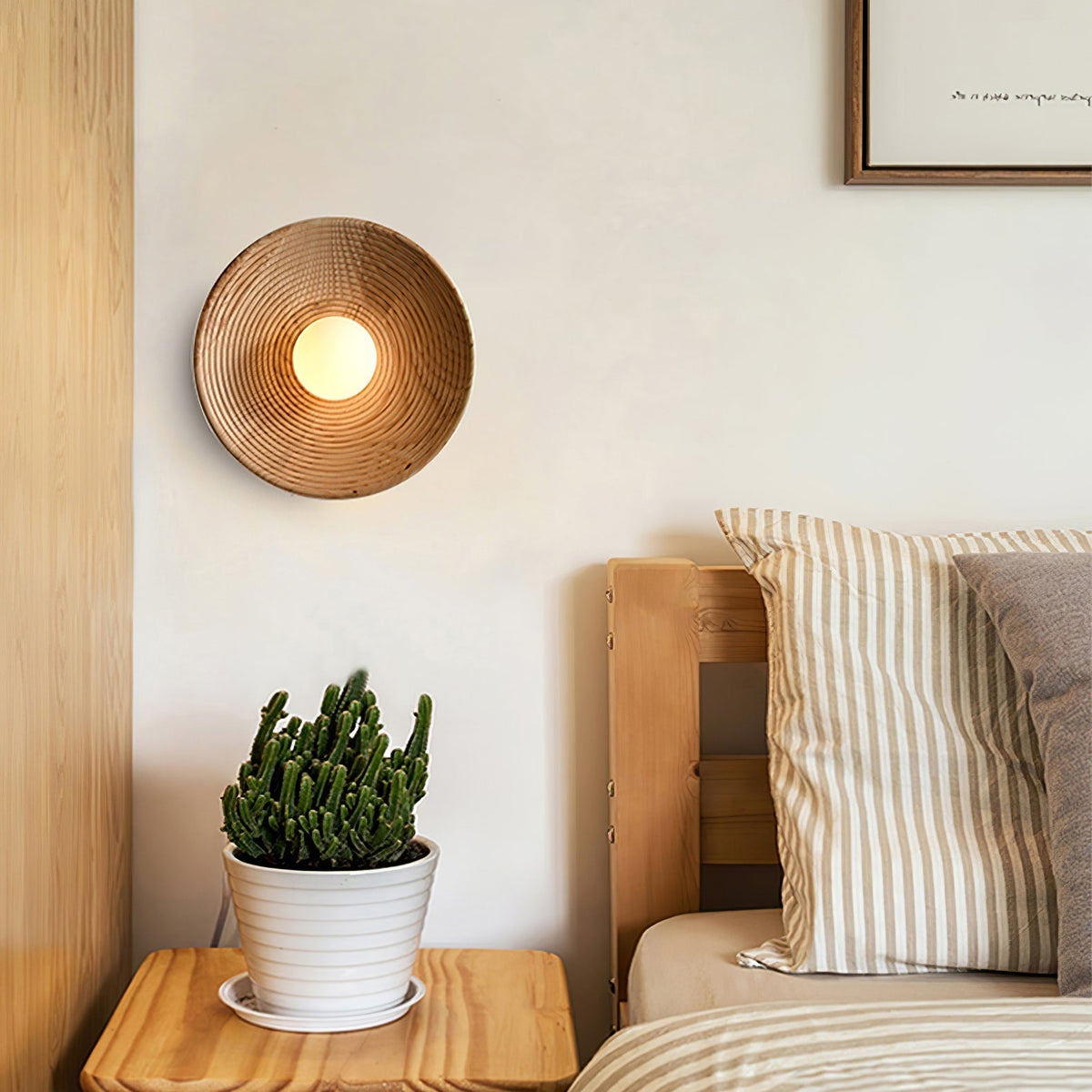 Aldenise zeitgenössische Wandleuchte aus Holz im Kontur-Design