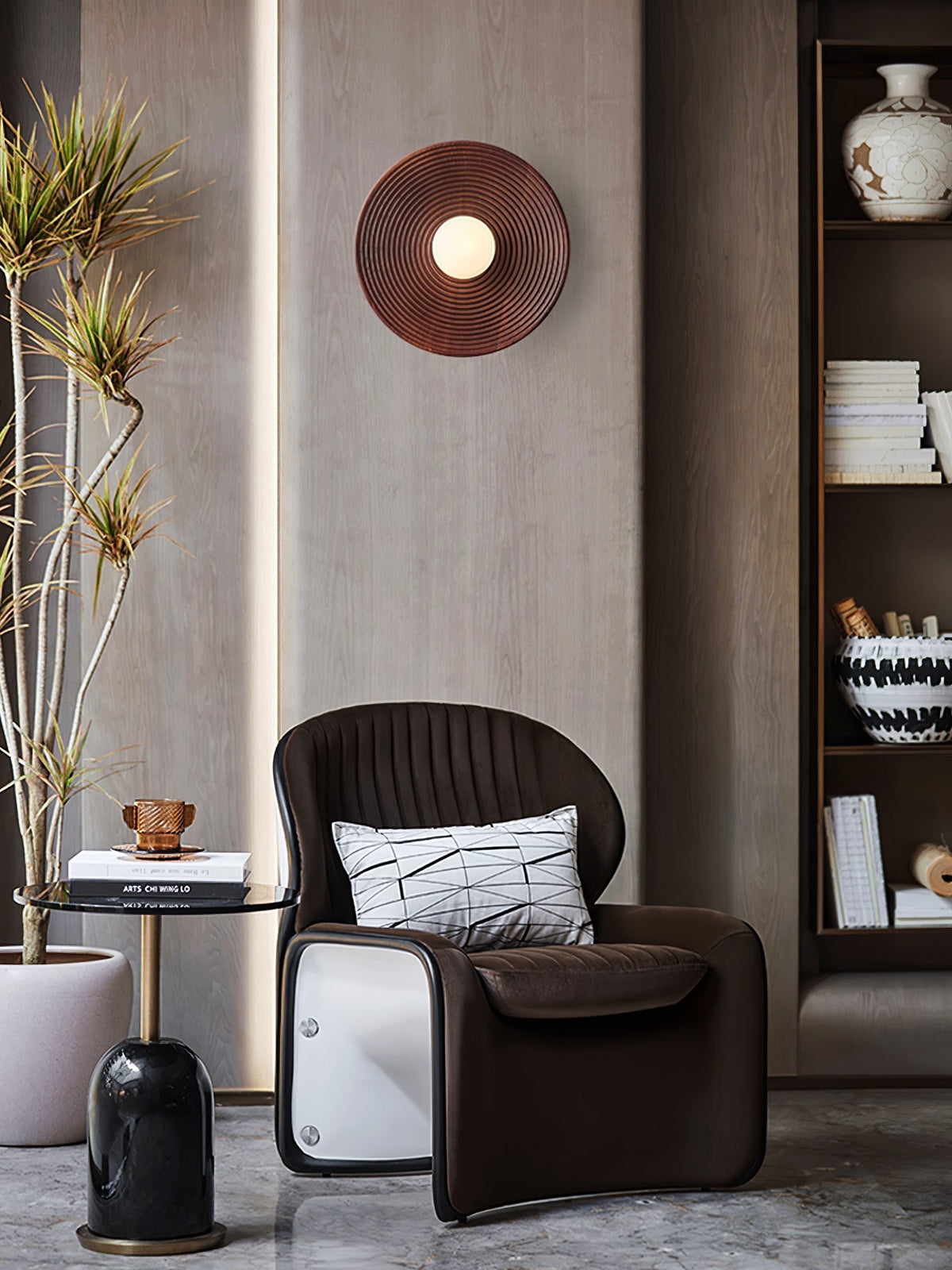 Aldenise zeitgenössische Wandleuchte aus Holz im Kontur-Design