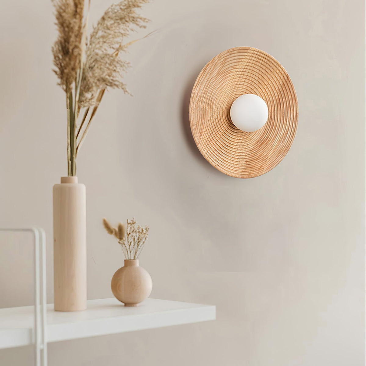 Aldenise zeitgenössische Wandleuchte aus Holz im Kontur-Design