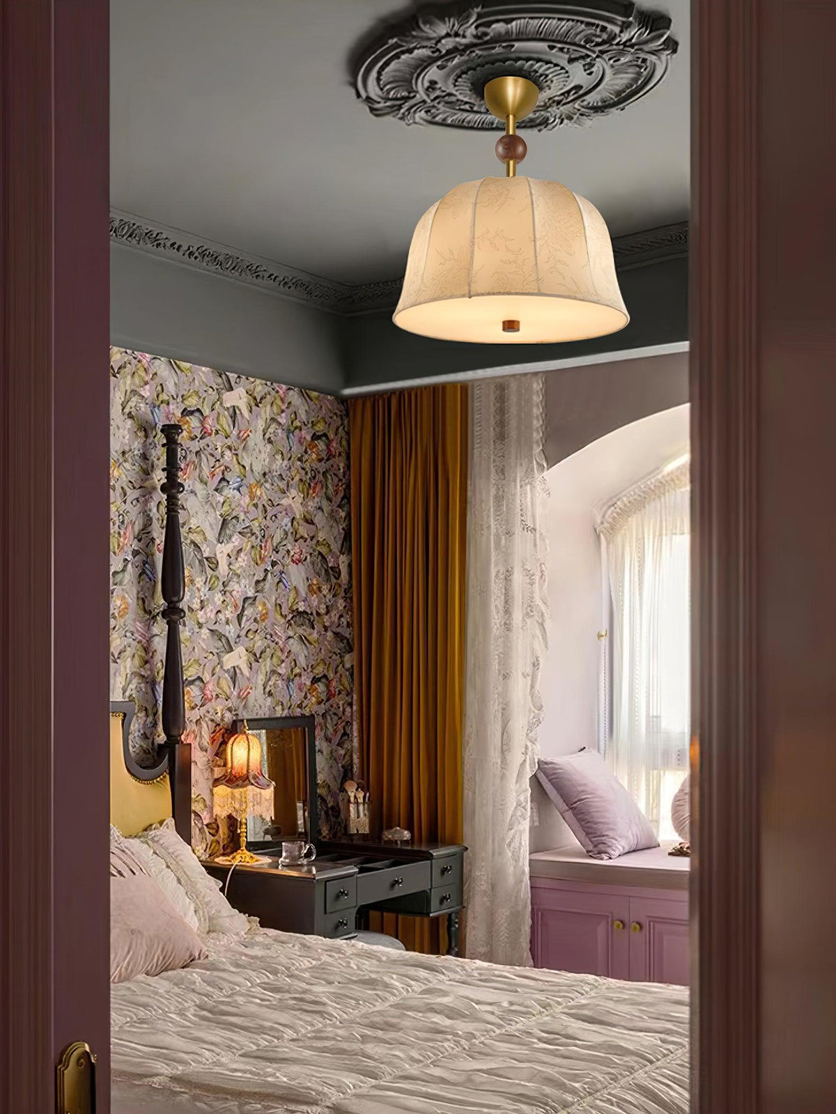 Deckenleuchte aus Stoff, Metall und Holz für elegante warme Innenräume