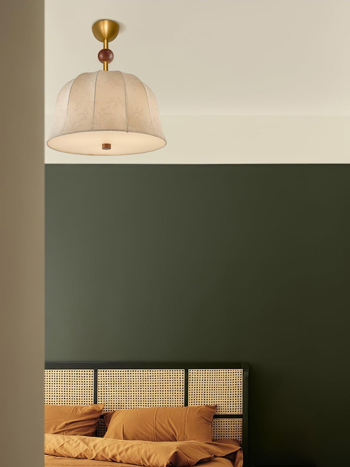 Deckenleuchte aus Stoff, Metall und Holz für elegante warme Innenräume
