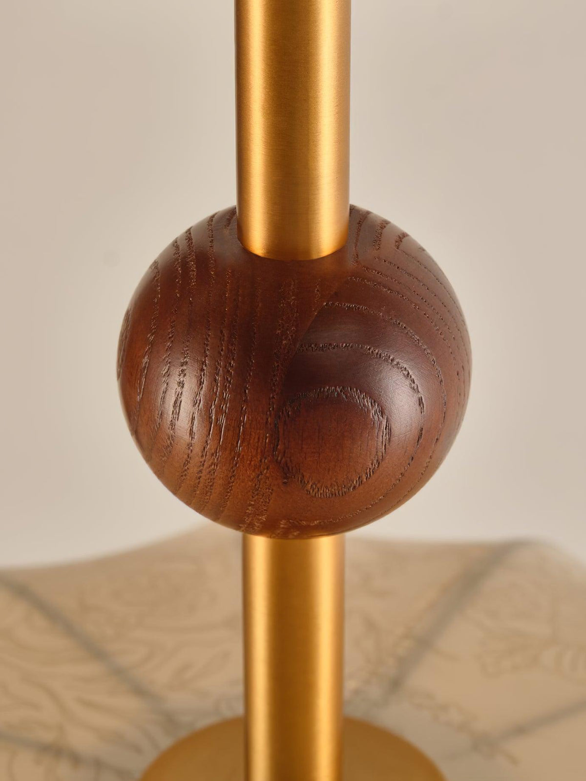 Deckenleuchte aus Stoff, Metall und Holz für elegante warme Innenräume