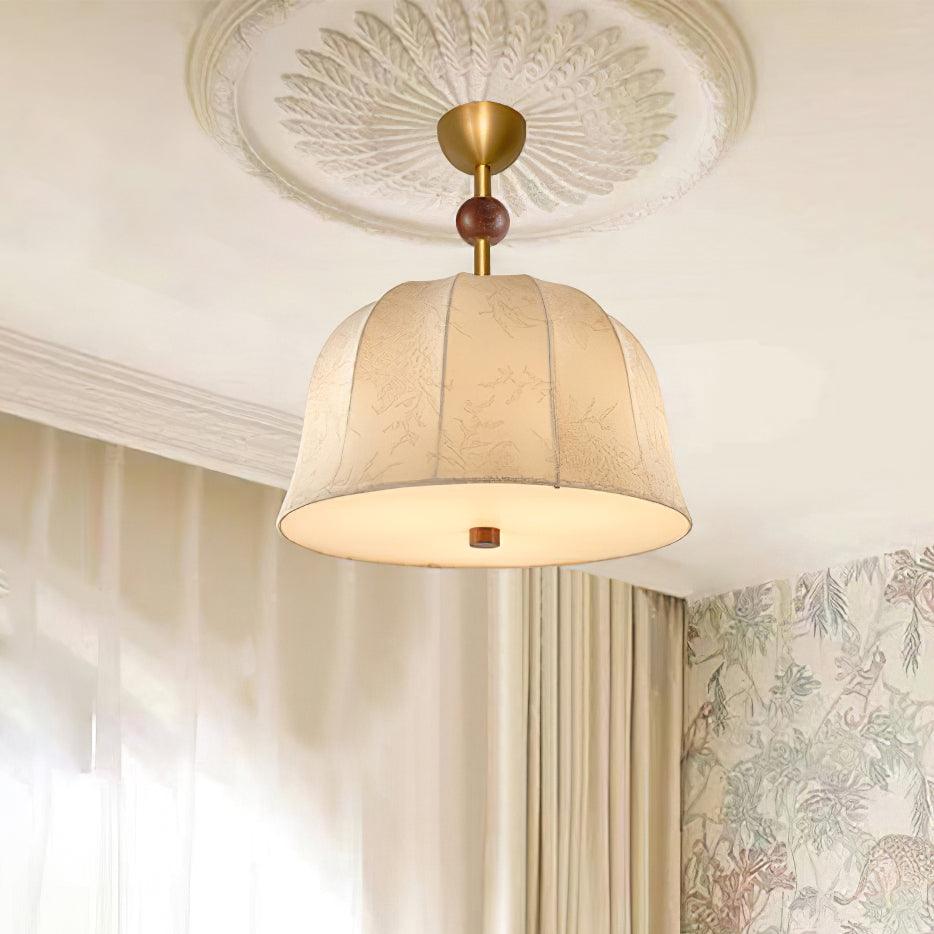 Deckenleuchte aus Stoff, Metall und Holz für elegante warme Innenräume