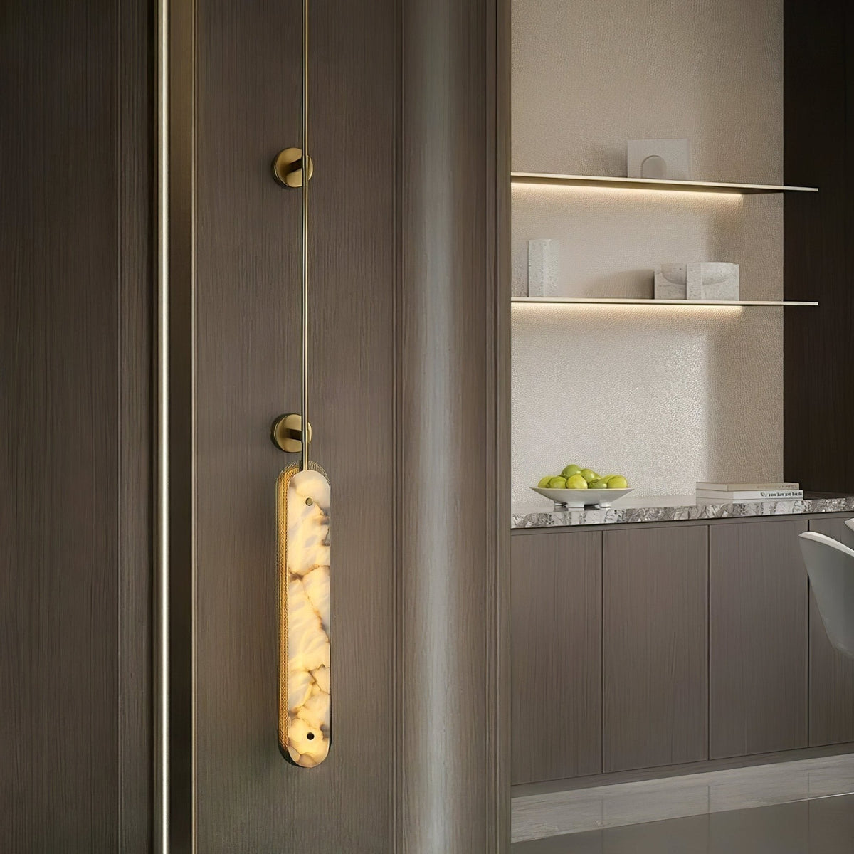 Ilaeir vertikale Pendelleuchte aus Alabaster in Kieselsteinform