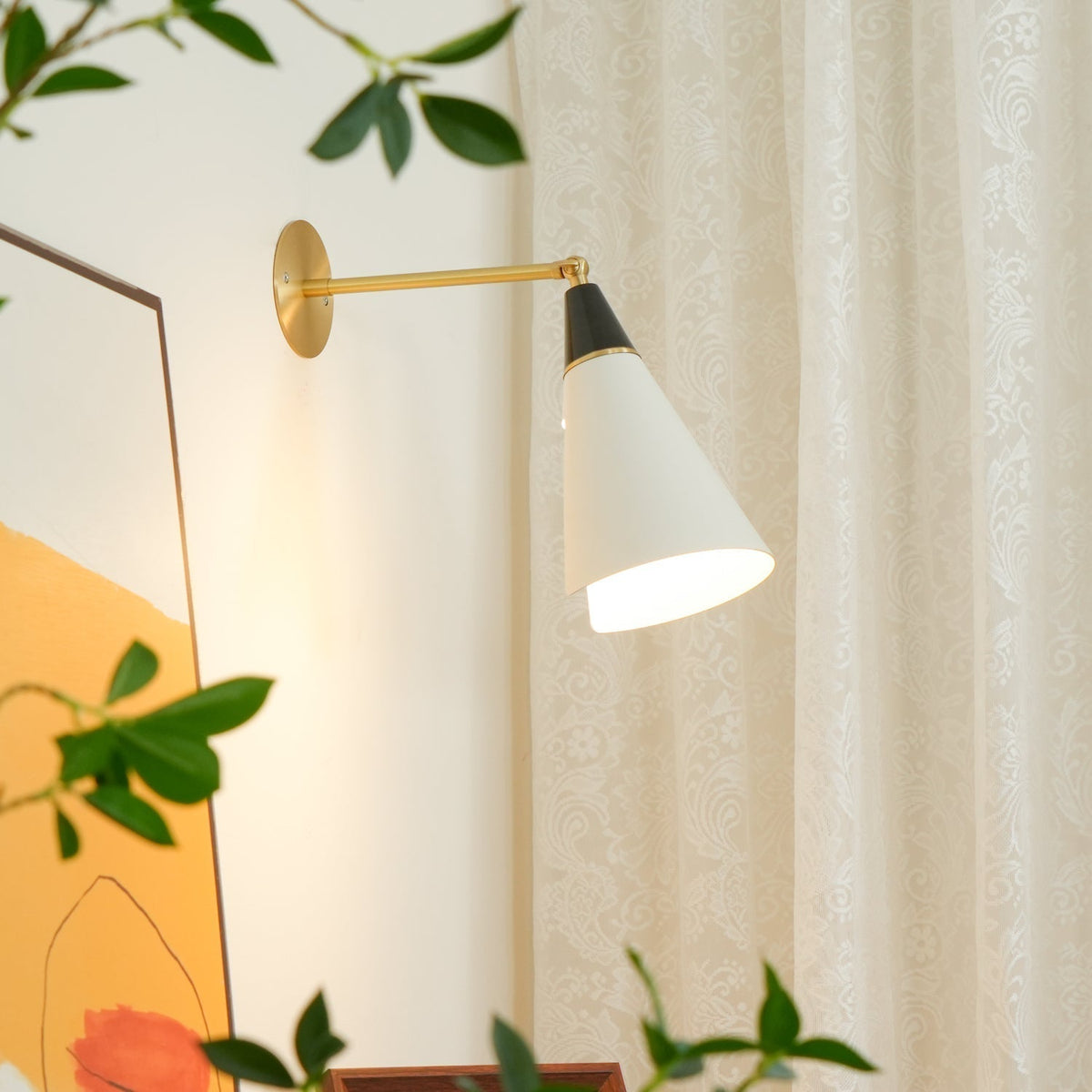 Orieiella zeitgenössische minimalistische Wandleuchte aus Messing