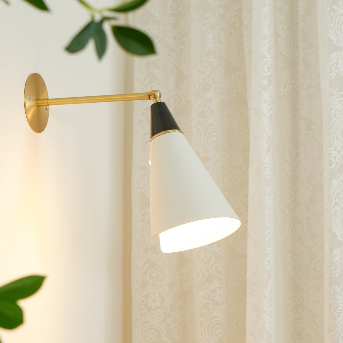 Orieiella zeitgenössische minimalistische Wandleuchte aus Messing