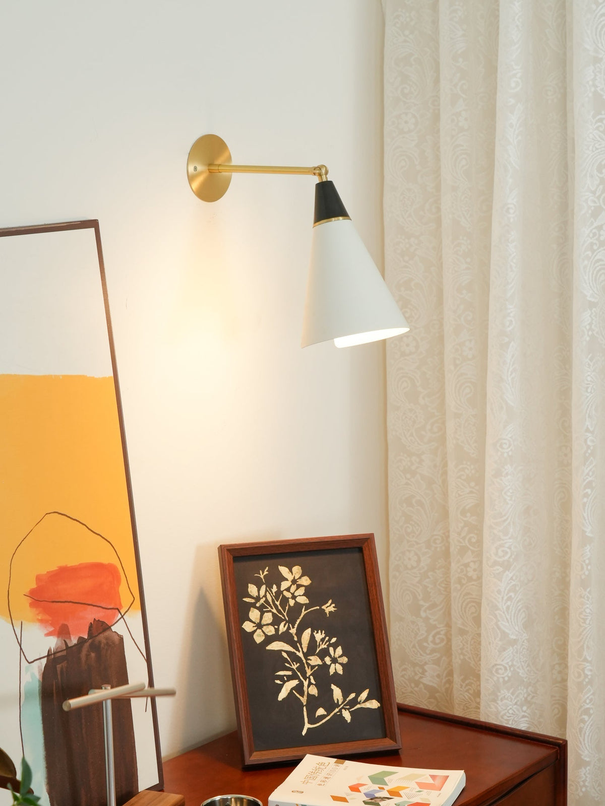Orieiella zeitgenössische minimalistische Wandleuchte aus Messing
