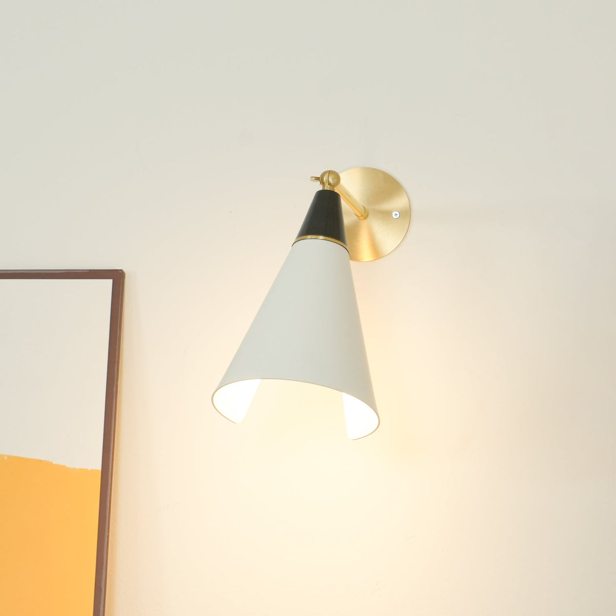 Orieiella zeitgenössische minimalistische Wandleuchte aus Messing