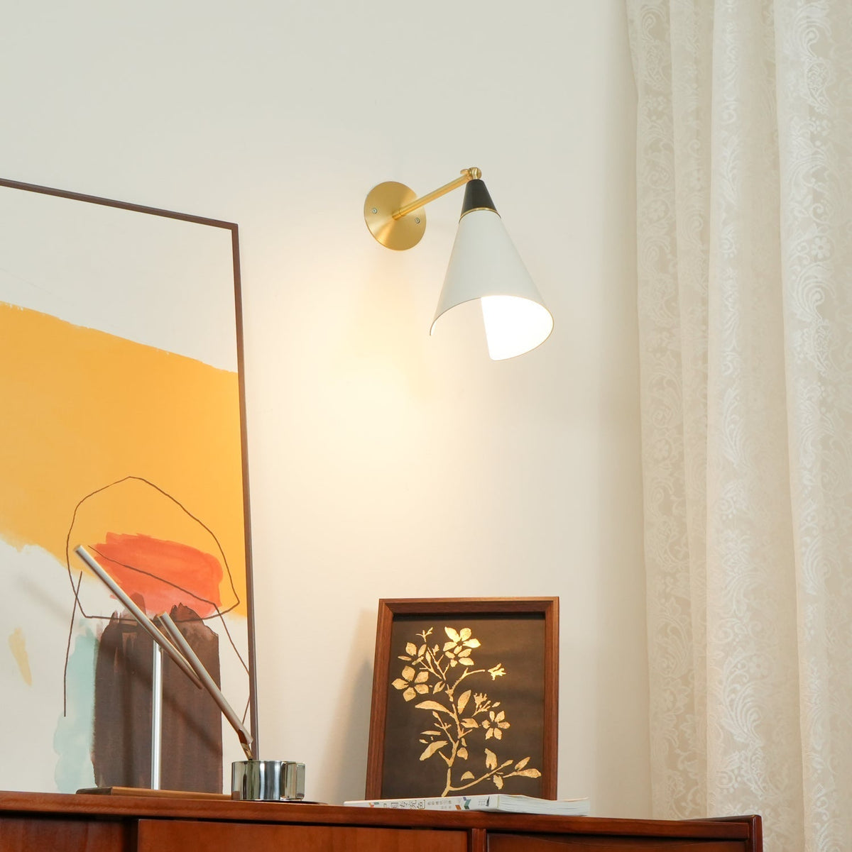 Orieiella zeitgenössische minimalistische Wandleuchte aus Messing